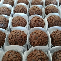 Receita: Faça 1 cento de brigadeiros!